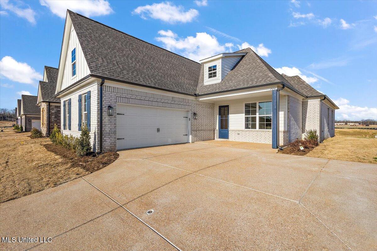 726 Coahoma Court Nesbit, MS 38651 - Photo 2 of 37 Arcola