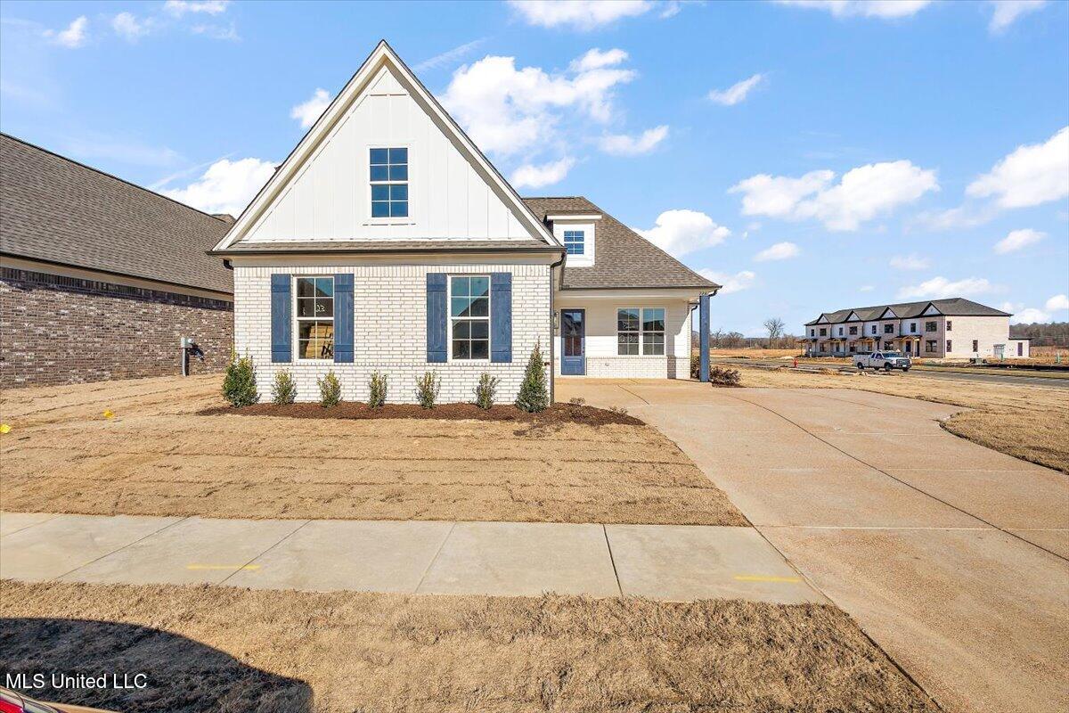 726 Coahoma Court Nesbit, MS 38651 - Photo 2 of 38 Arcola