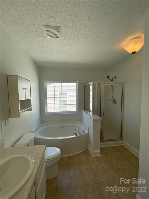 13712 Rutherglen Court Charlotte, NC 28213 - Photo 14 of 22 a bathroom with a tub sink and mirror