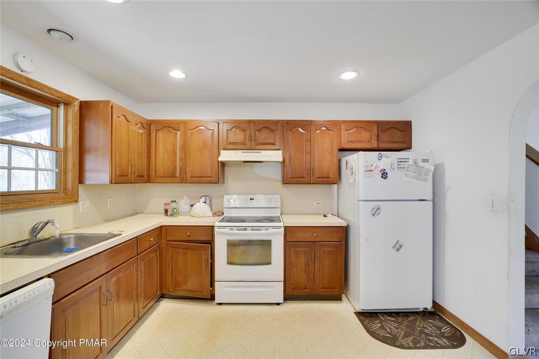 1728 Clover Road Long Pond, PA 18334 - Photo 3 of 34 a kitchen with a stove a sink and a refrigerator