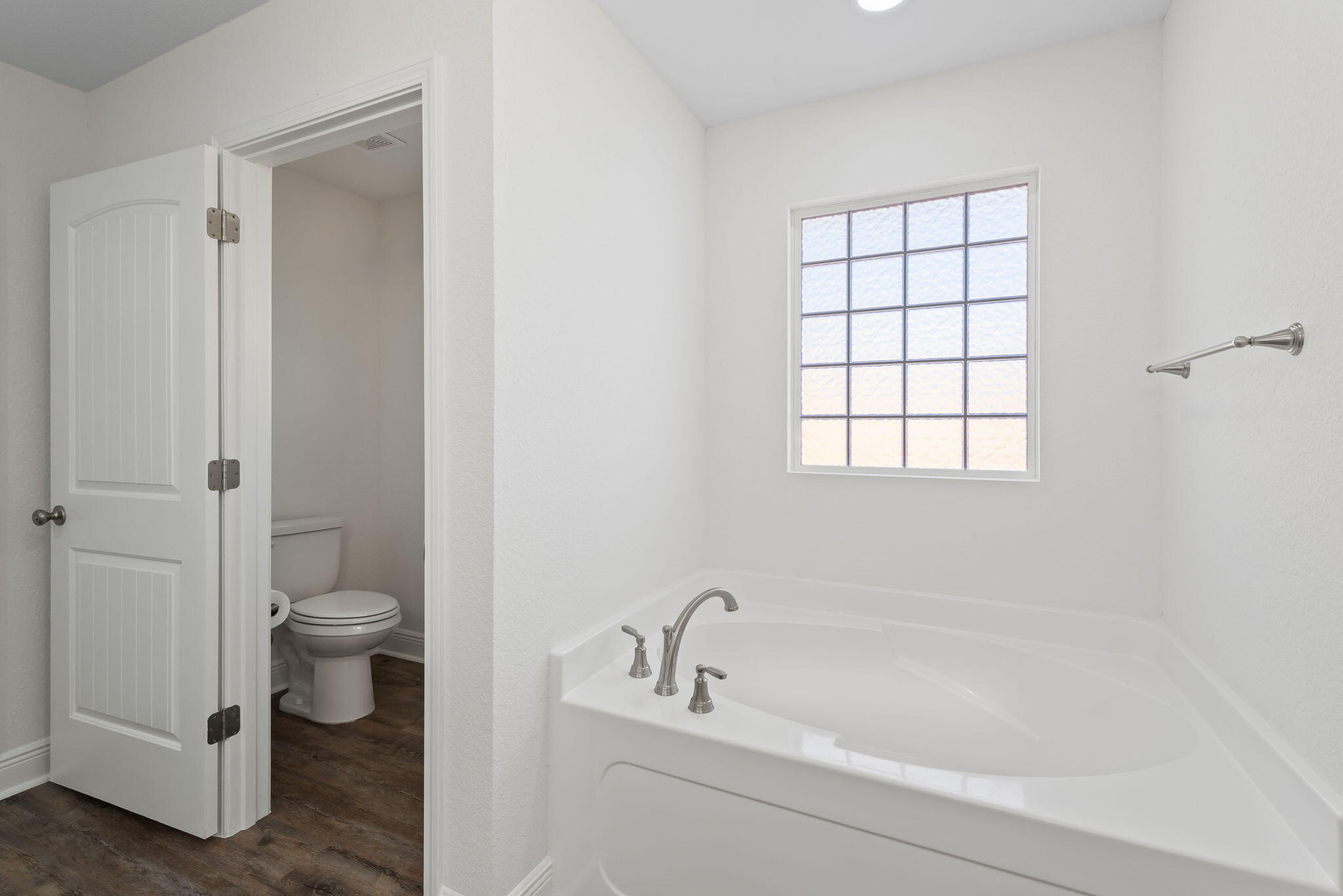 9250 Ridge Road Navarre, FL 32566 - Photo 24 of 39 Garden Tub