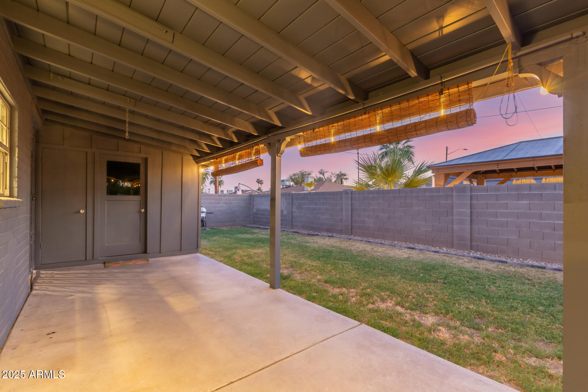 8912 North 17th Avenue Phoenix, AZ 85021 - Photo 27 of 33 a view of a backyard of the house