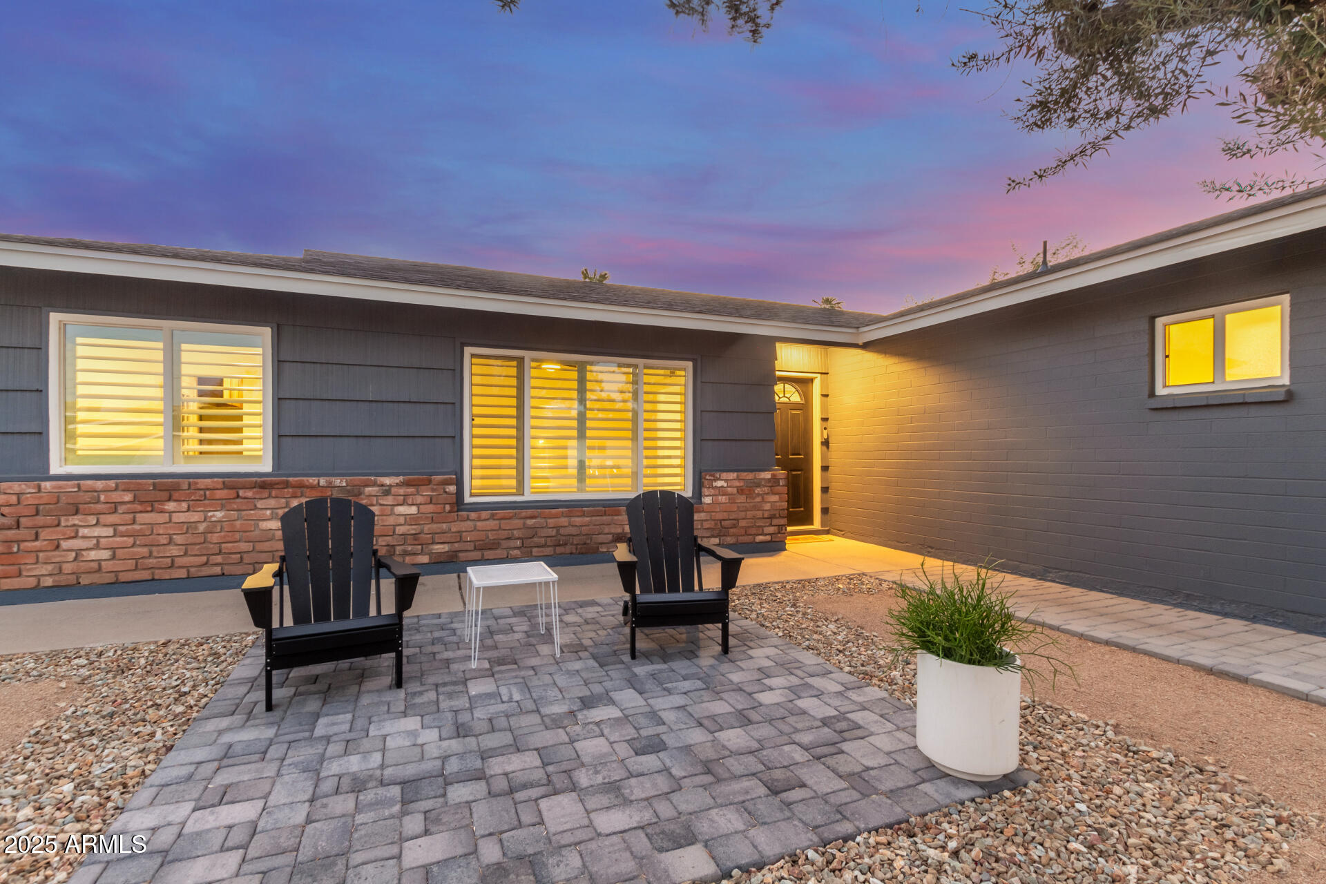 8912 North 17th Avenue Phoenix, AZ 85021 - Photo 4 of 33 a view of a patio with chairs and plants