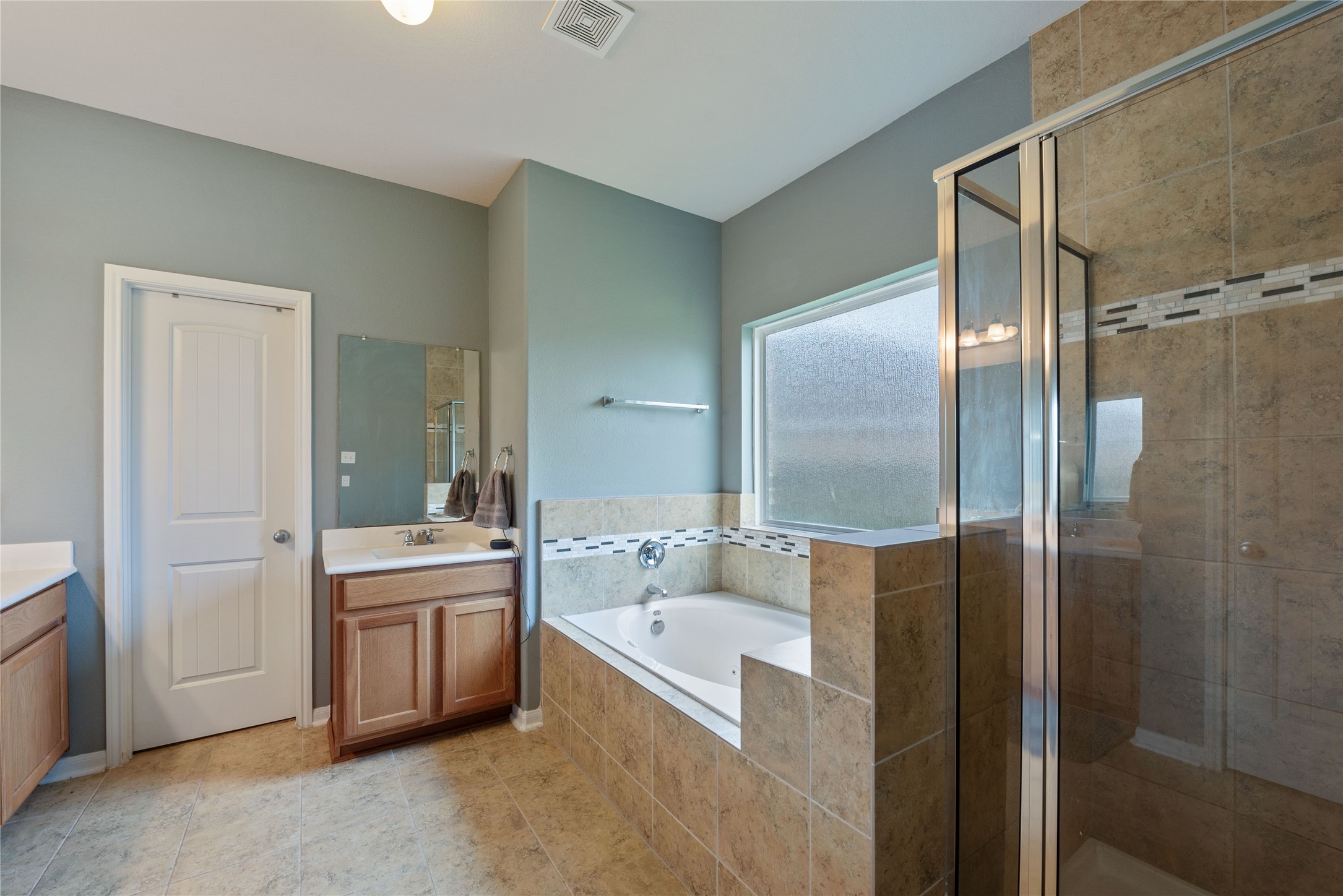 970 Jennifer Street Alvin, TX 77511 - Photo 19 of 27 a bathroom with a bathtub and a sink