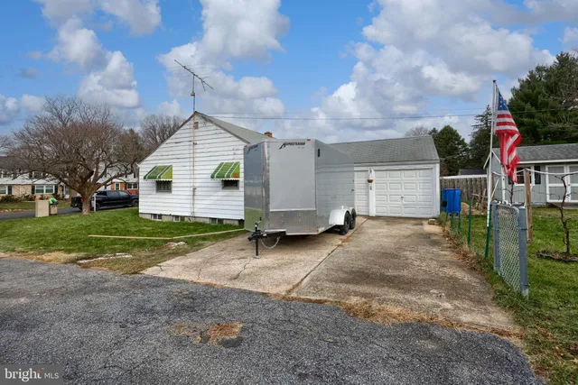 a view of a house with backyard and trees