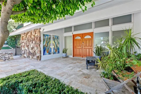 a view of a entrance gate of the house