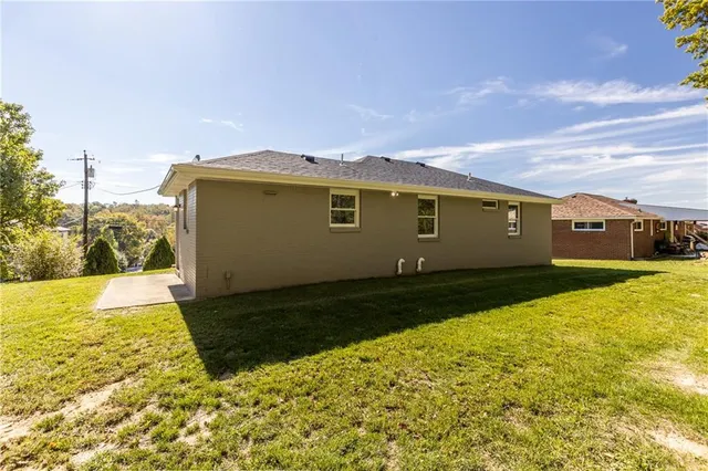 a view of a backyard