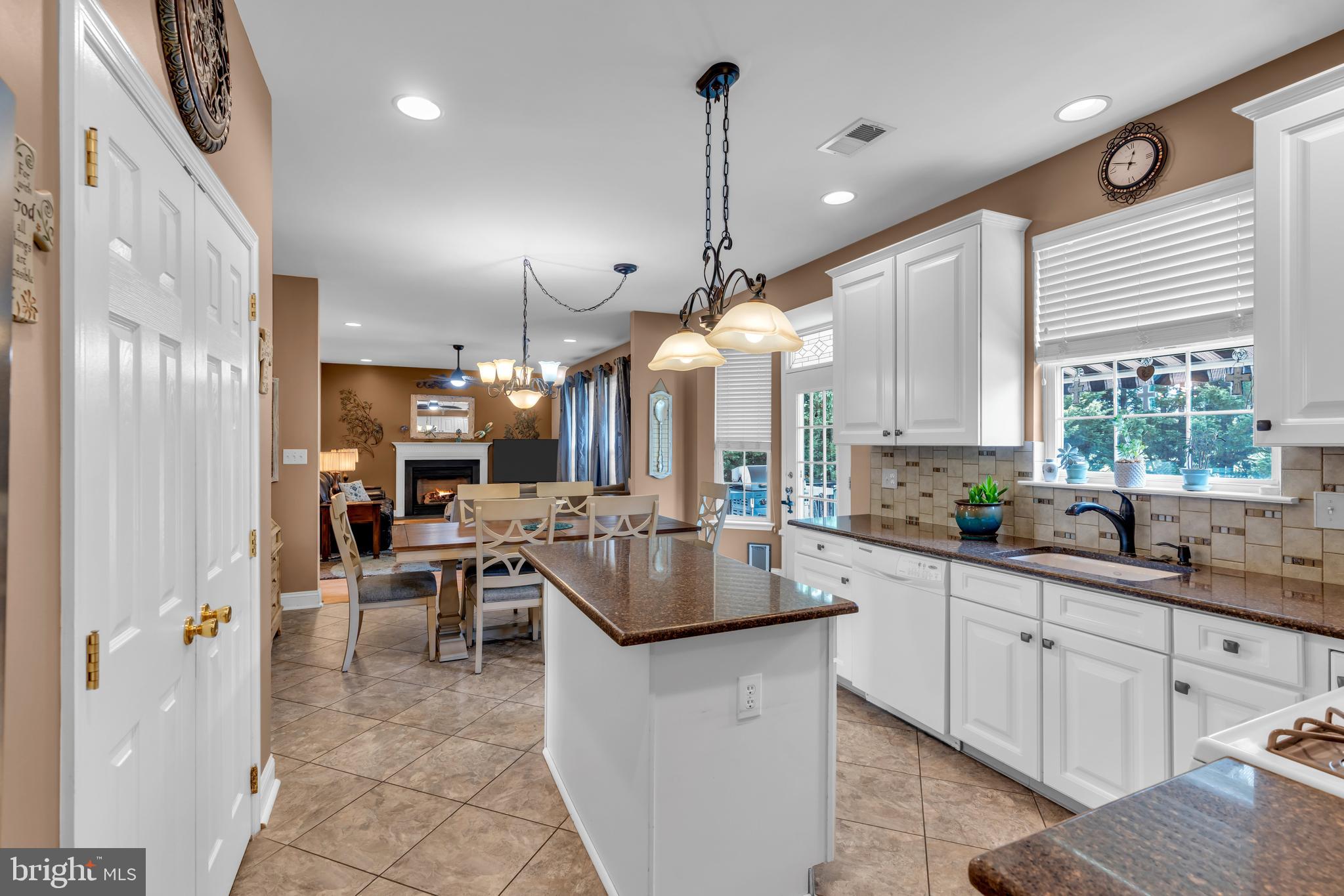 3 Pheasant Court, Unit 2710 Columbus, NJ 08022 - Photo 11 of 39 a kitchen with lots of counter top space