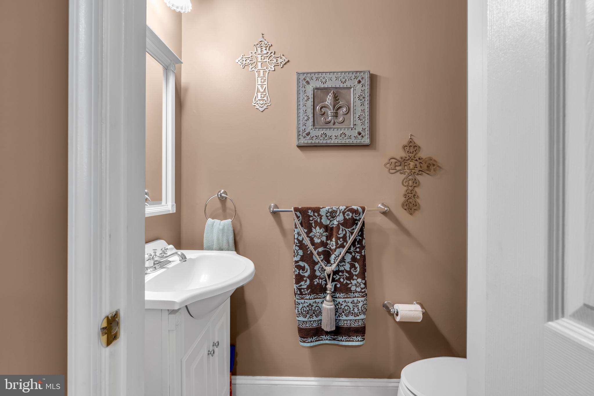 3 Pheasant Court, Unit 2710 Columbus, NJ 08022 - Photo 19 of 39 a bathroom with a toilet sink and mirror