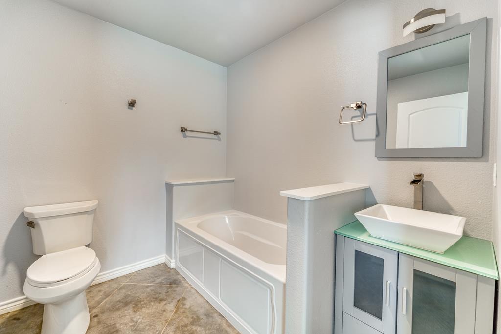 955 Axis Circle Fredericksburg, TX 78624 - Photo 28 of 41 Front apartment bathroom with tub.