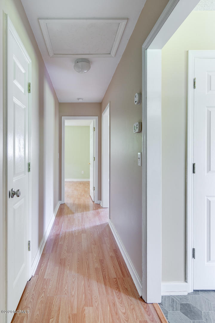 310 Mt Pleasant Road New Bern, NC 28560 - Photo 62 of 68 Guest Cottage hallway between Bedrooms