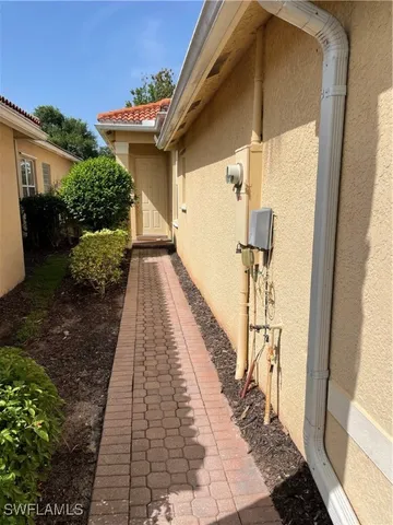 a view of a house with backyard
