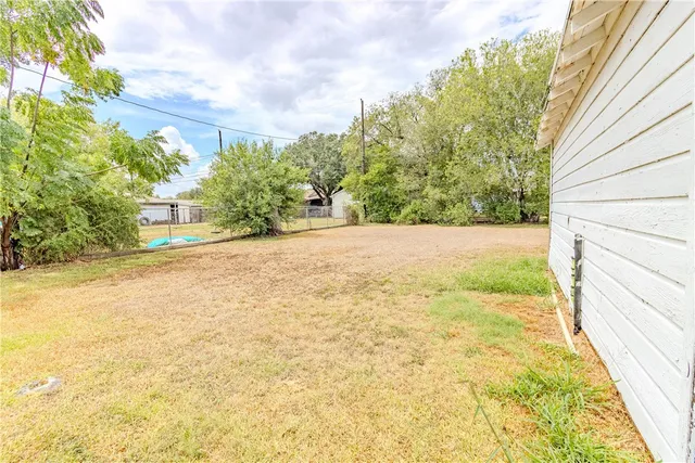 a view of a yard with an tree