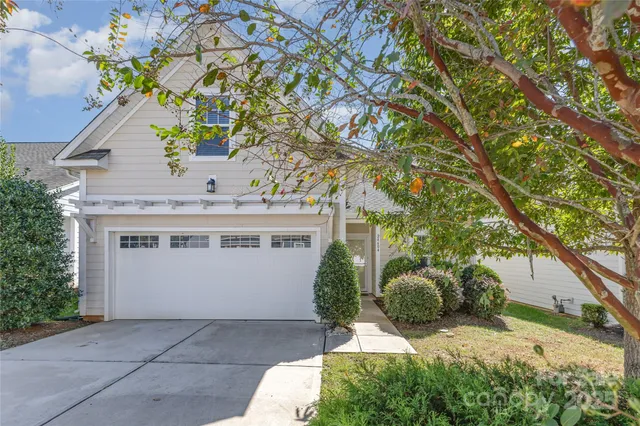 a view of entryway with a front view of a house