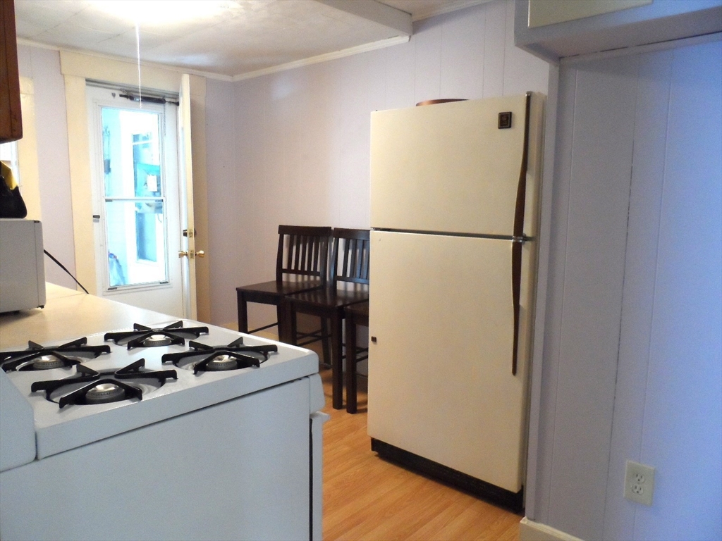 11 Chestnut Street, Unit 2R Wakefield, MA 01880 - Photo 7 of 10