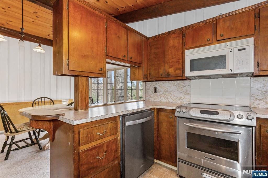6 Partridge Trail Butler, NJ 07405 - Photo 13 of 37 a kitchen with stainless steel appliances a stove a sink and cabinets