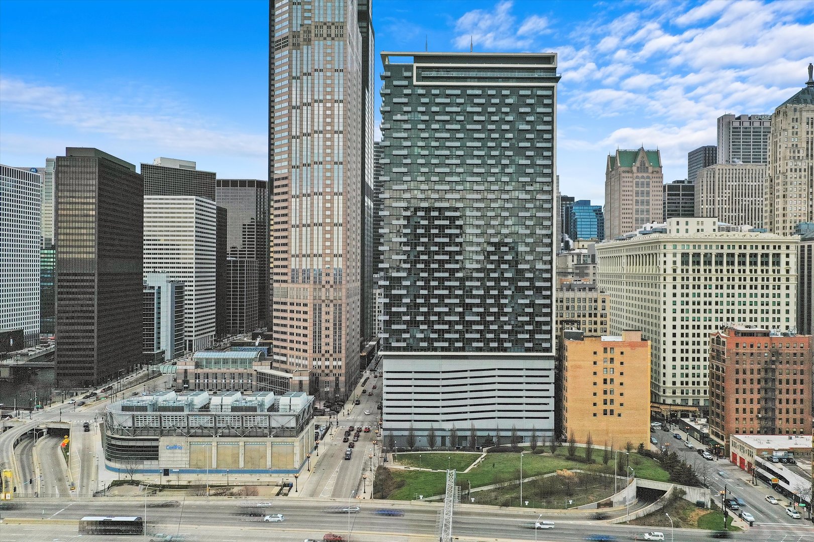 235 West Van Buren Street, Unit 3509 Chicago, IL 60607 - Photo 14 of 19 a front view of a building