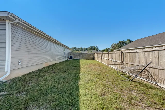 a view of a backyard