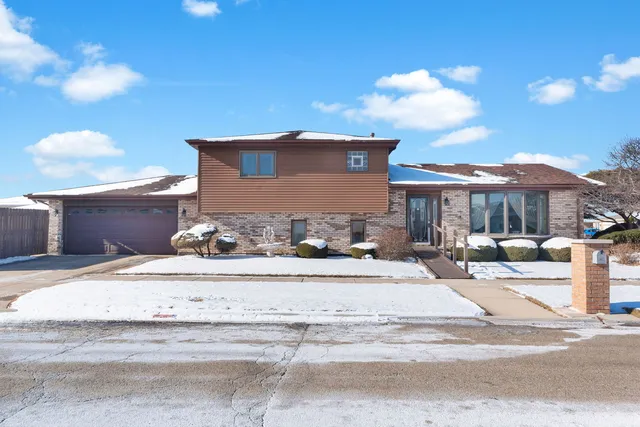 $365,000 | 5841 West 75th Place, Burbank, IL 60459