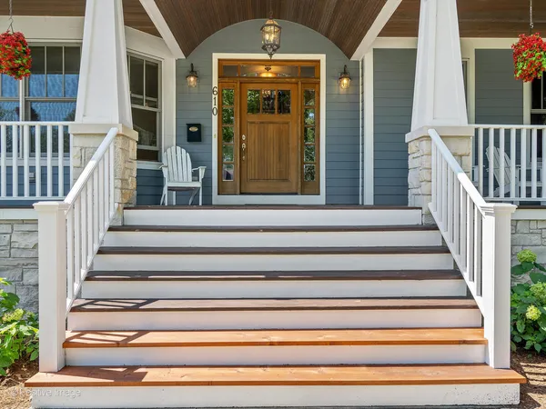 a view of entryway with a front door