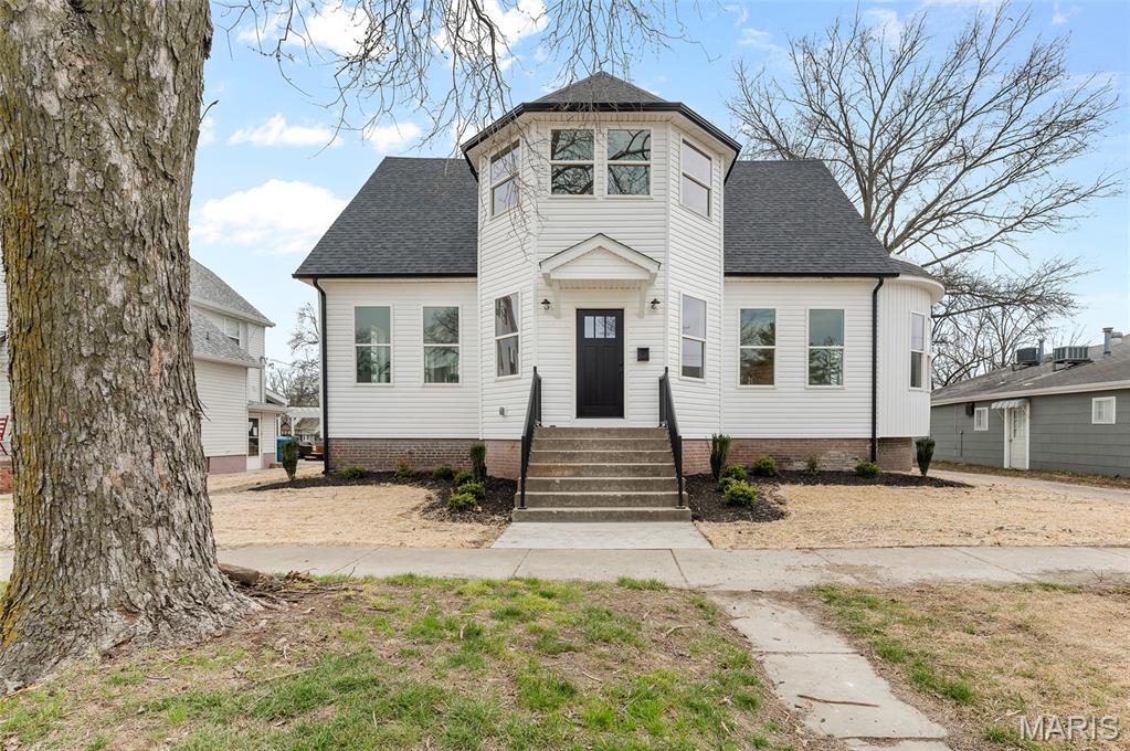 512 Broadway Highland, IL 62249 - Photo 1 of 38