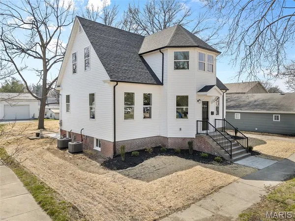 $350,000 | 512 Broadway, Highland, IL 62249