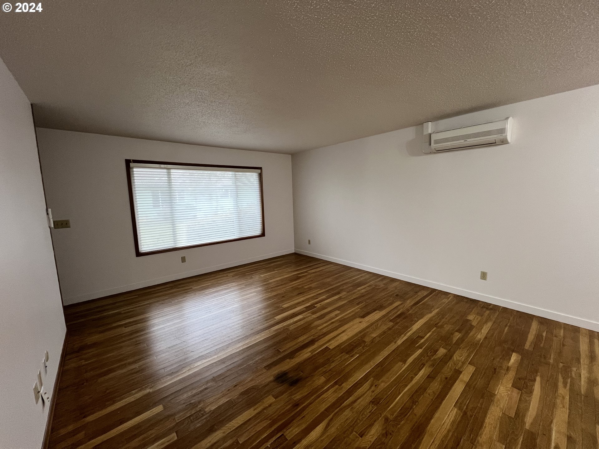 12410 Southeast Main Street Portland, OR 97233 - Photo 11 of 30 Living Room