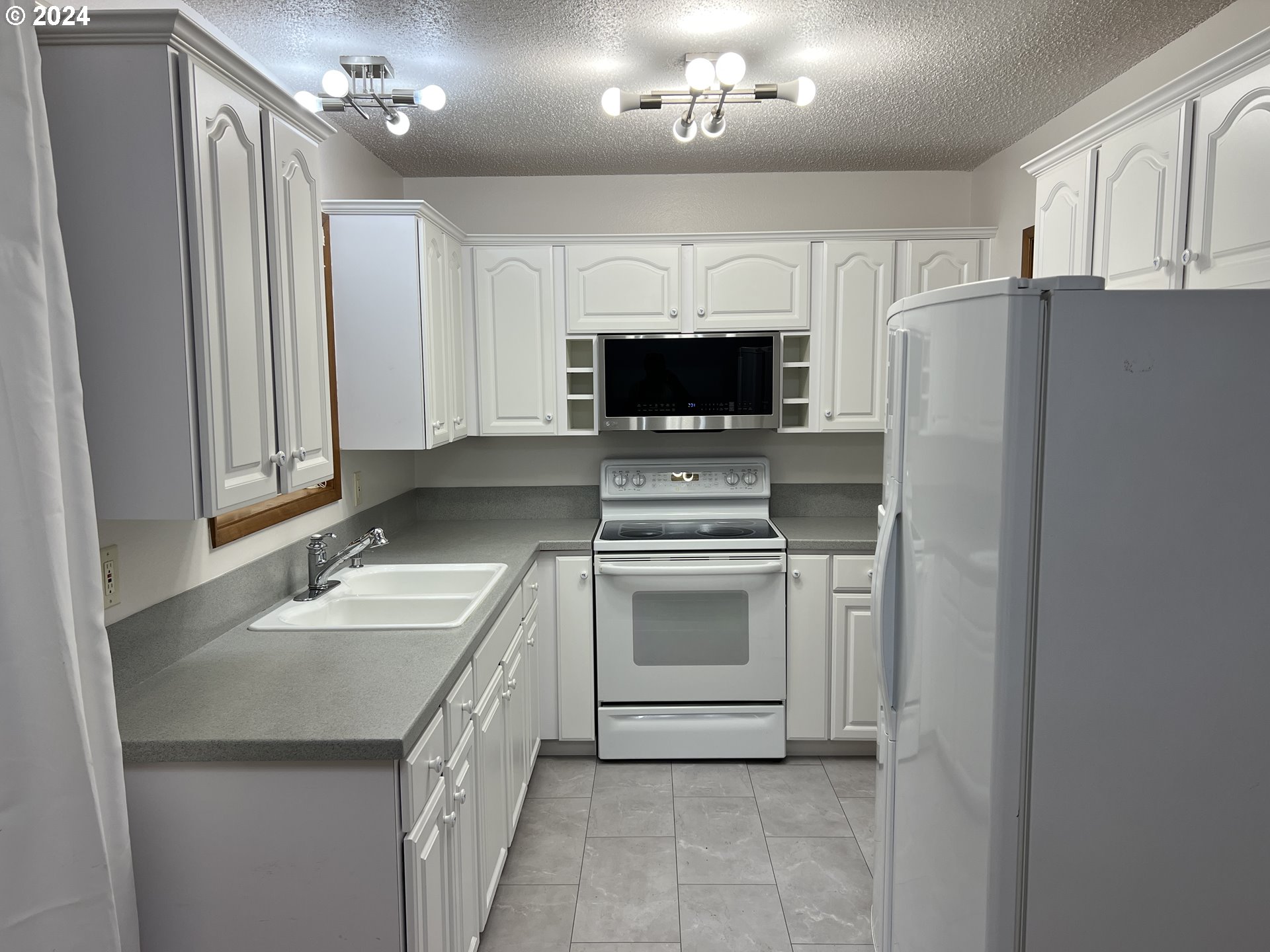 12410 Southeast Main Street Portland, OR 97233 - Photo 8 of 30