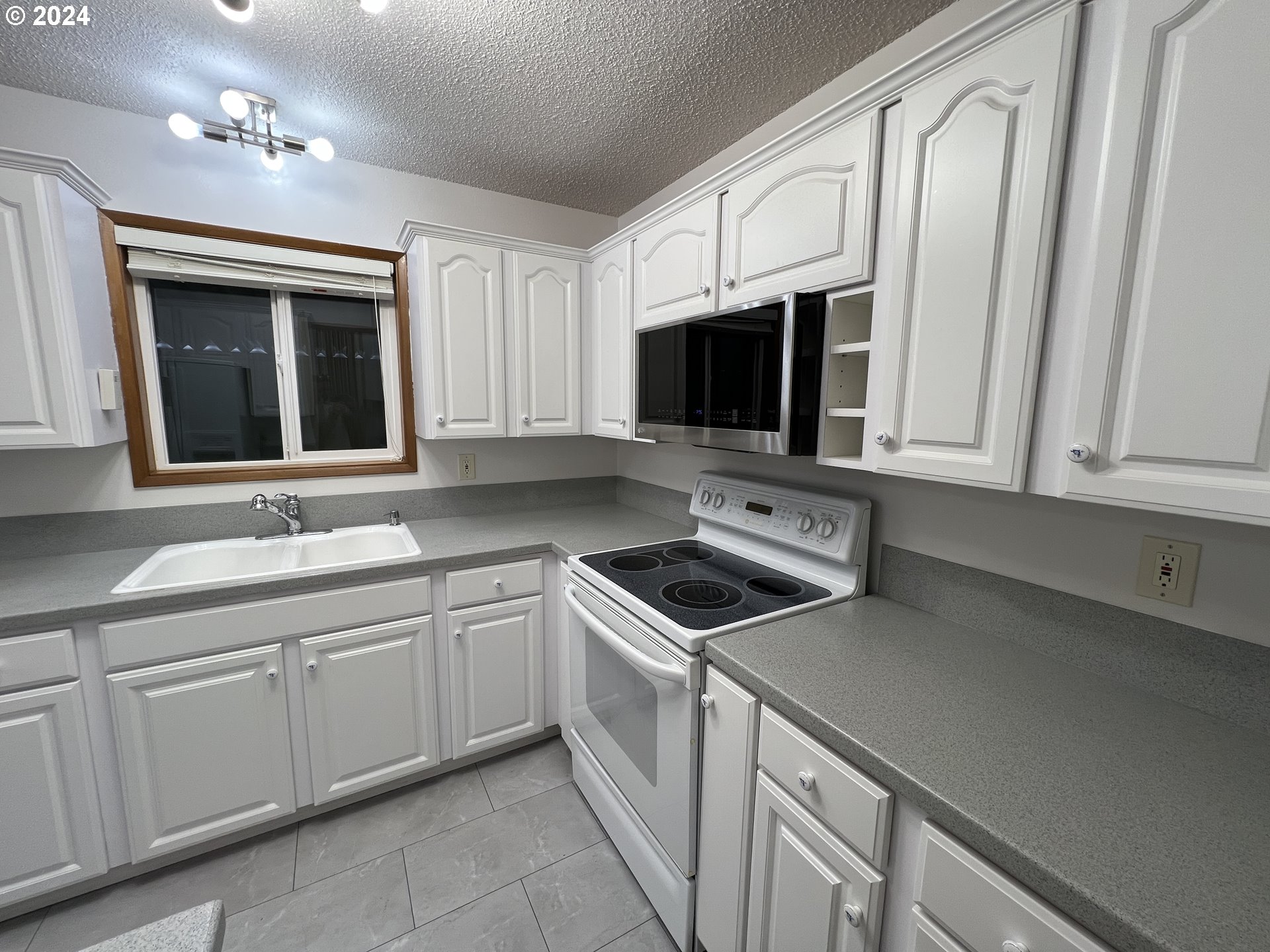 12410 Southeast Main Street Portland, OR 97233 - Photo 9 of 30