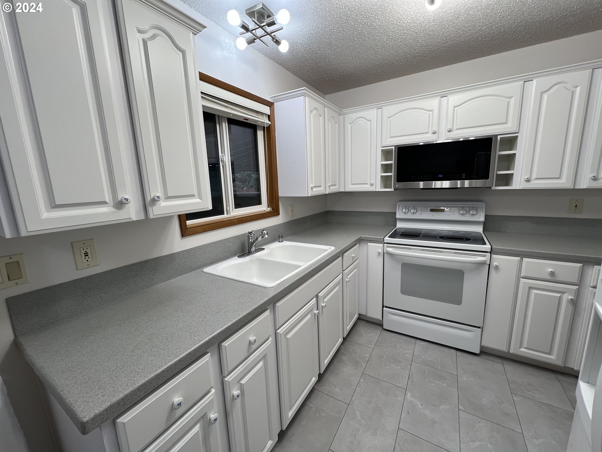 12410 Southeast Main Street Portland, OR 97233 - Photo 10 of 30