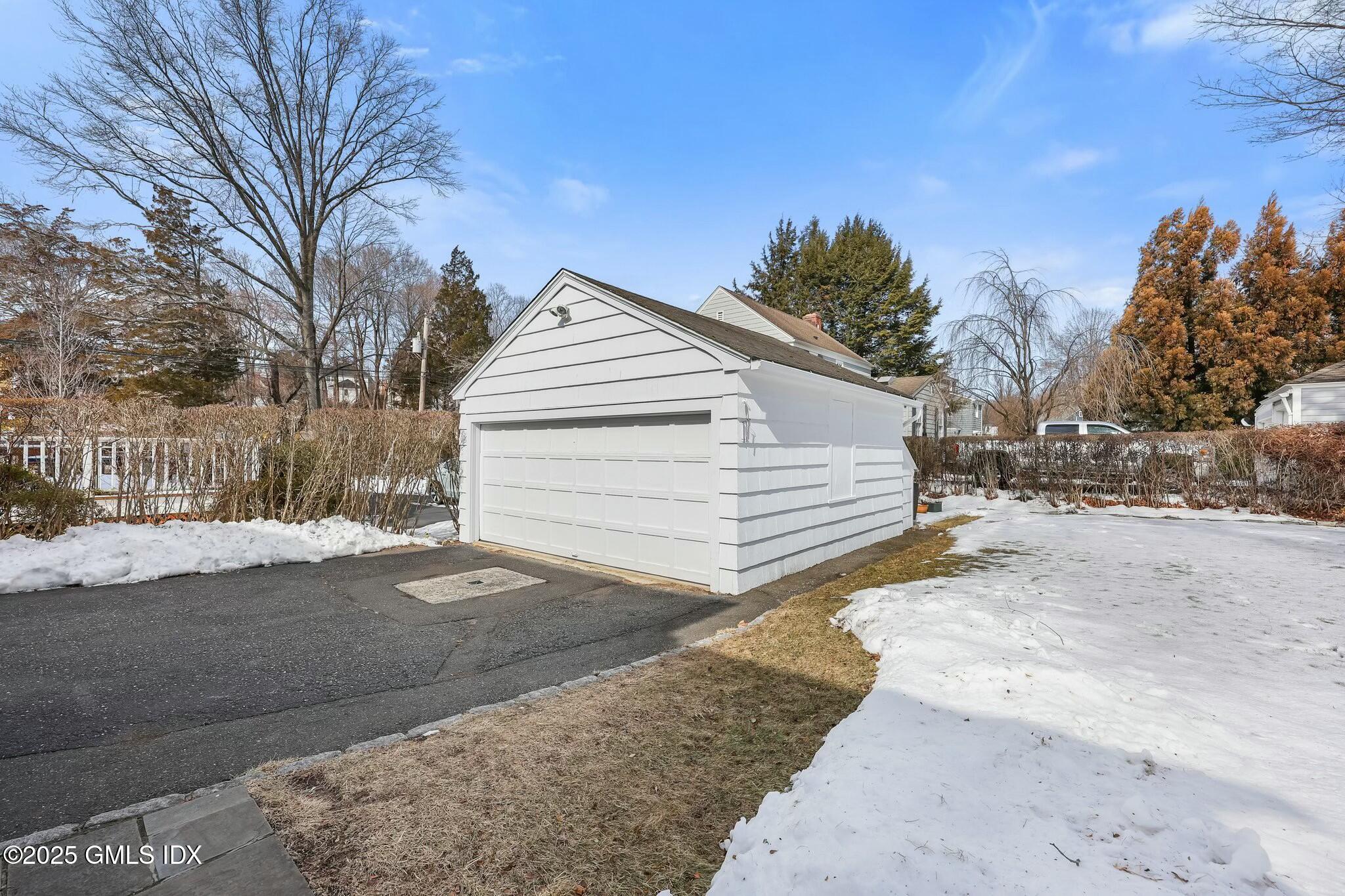892 Stratfield Road Fairfield, CT 06825 - Photo 32 of 42 Garage