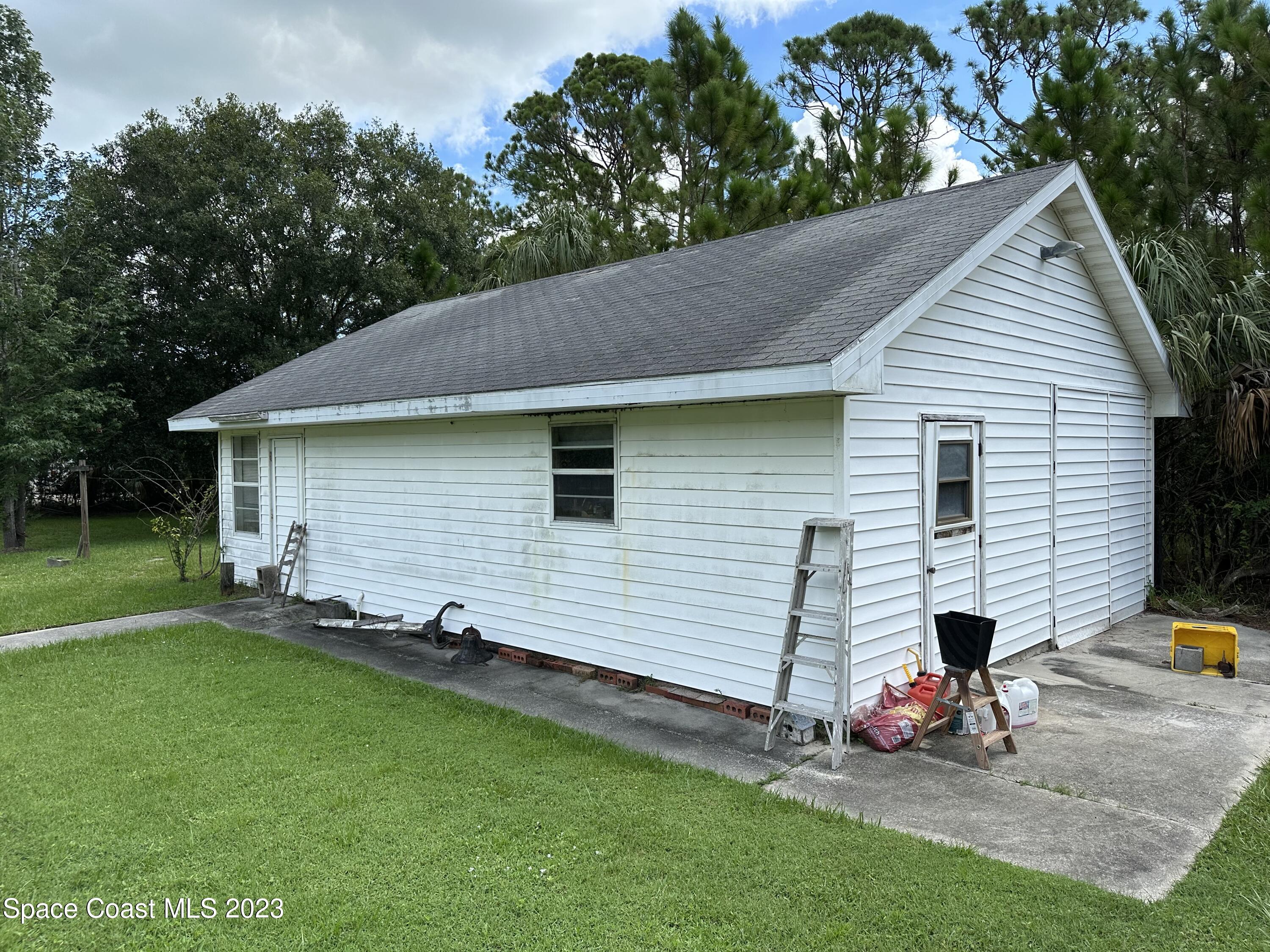 3995 Toby Avenue Malabar, FL 32950 - Photo 36 of 43 a front view of house with yard