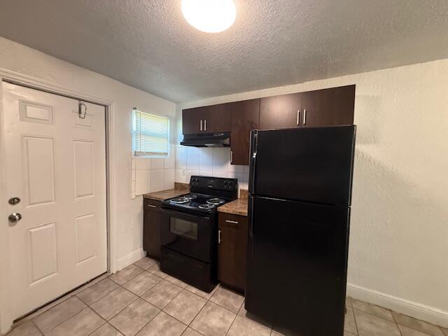 2840 Avenue S A Riviera Beach, Unit 3 Riviera Beach, FL 33404 - Photo 7 of 23 a kitchen with a refrigerator and a stove