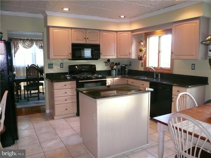 1249 Whitney Road Southampton, PA 18966 - Photo 6 of 18 Gallery Image 6