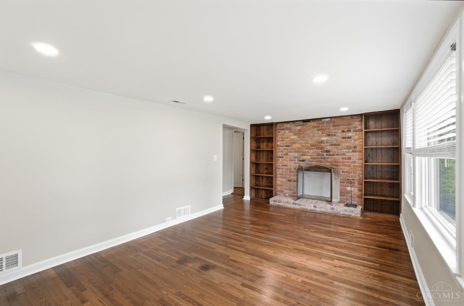 9808 Daly Road Cincinnati, OH 45231 - Photo 6 of 39