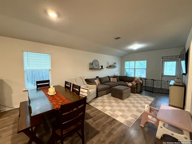 $1,800 | 219 Cuban Emerald, San Antonio, TX 78253