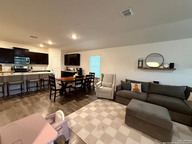 $1,800 | 219 Cuban Emerald, San Antonio, TX 78253