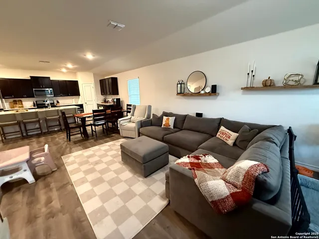 $1,800 | 219 Cuban Emerald, San Antonio, TX 78253