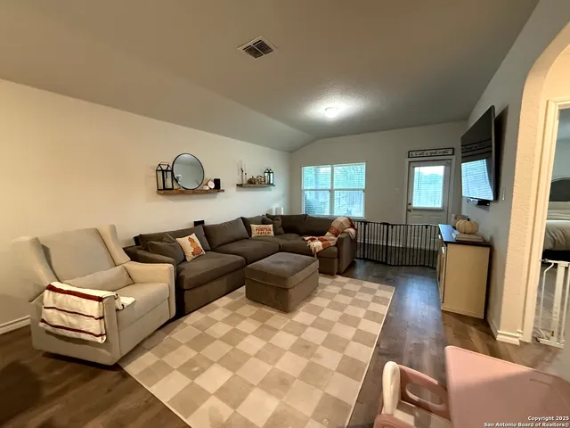 $1,800 | 219 Cuban Emerald, San Antonio, TX 78253