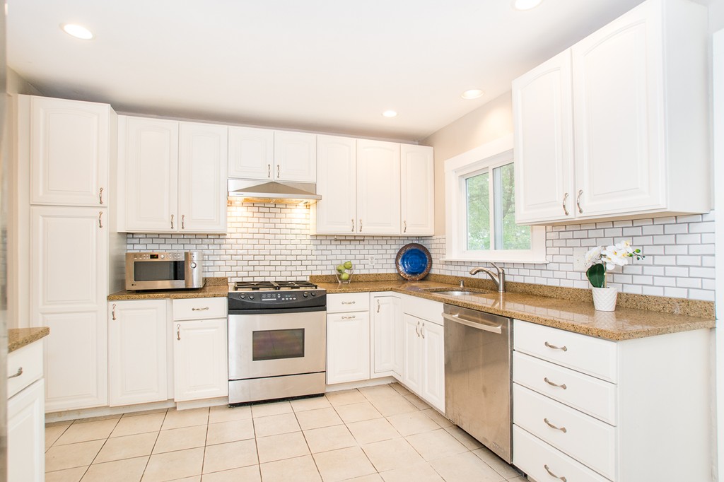2075 Beacon Street Newton, MA 02462 - Photo 7 of 30