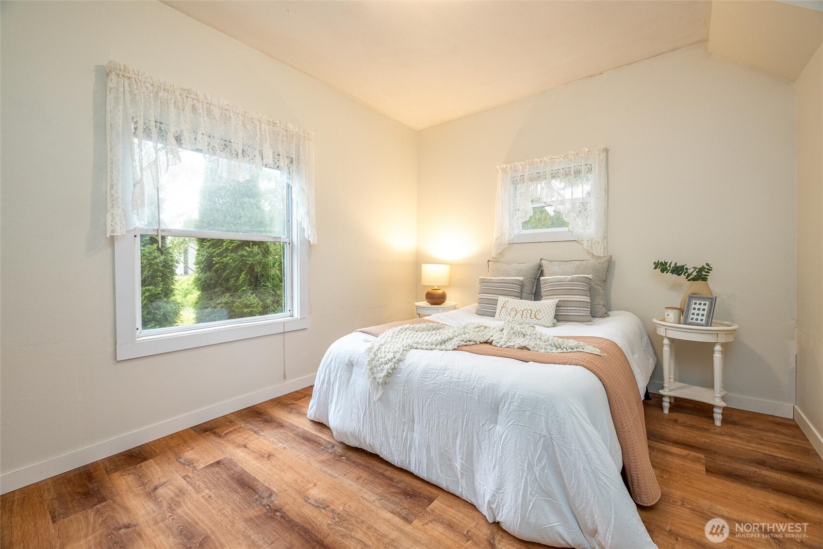 812 Sumas Avenue Sumas, WA 98295 - Photo 13 of 24 a bedroom with a bed and a window