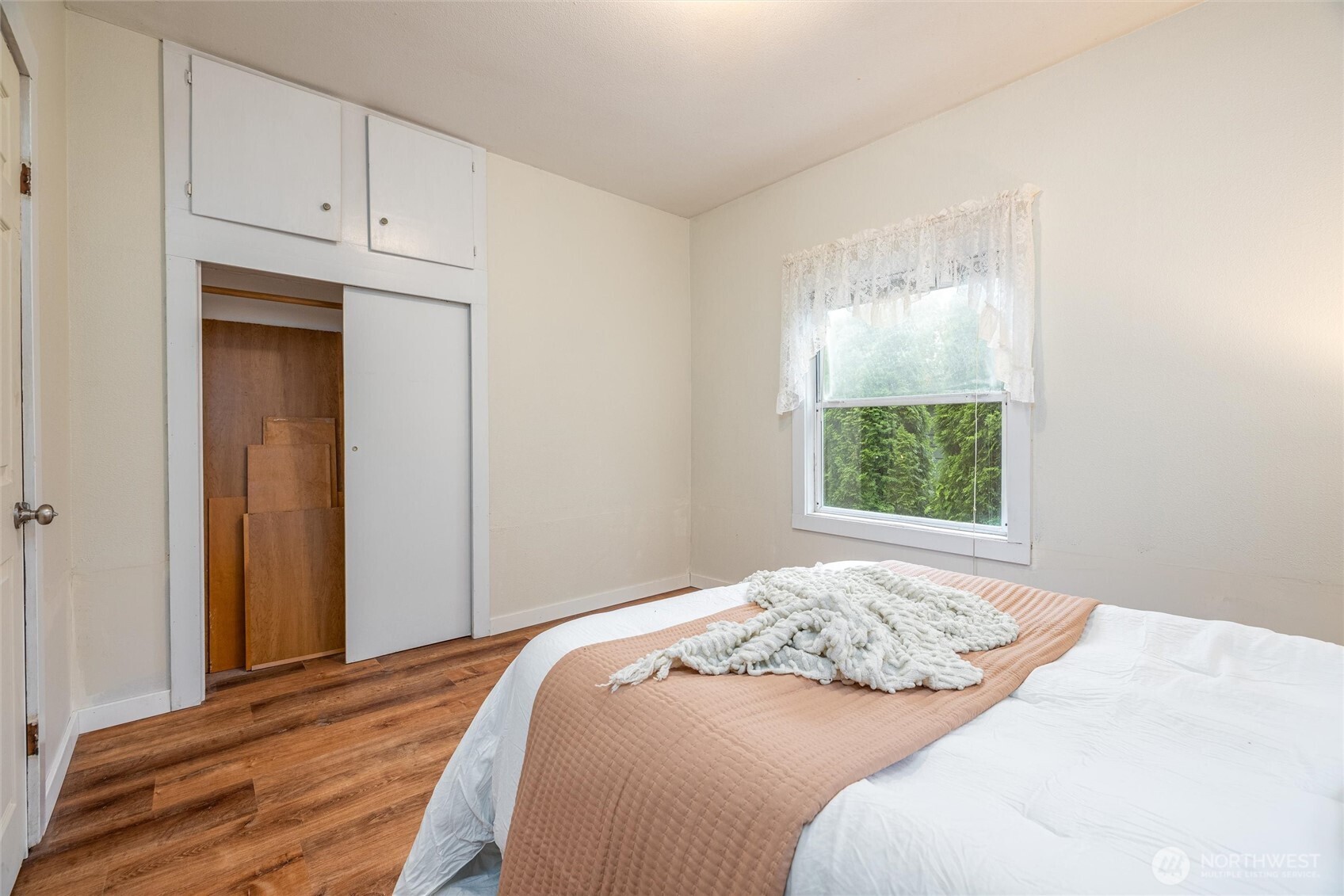 812 Sumas Avenue Sumas, WA 98295 - Photo 14 of 24 a bedroom with a bed and a window