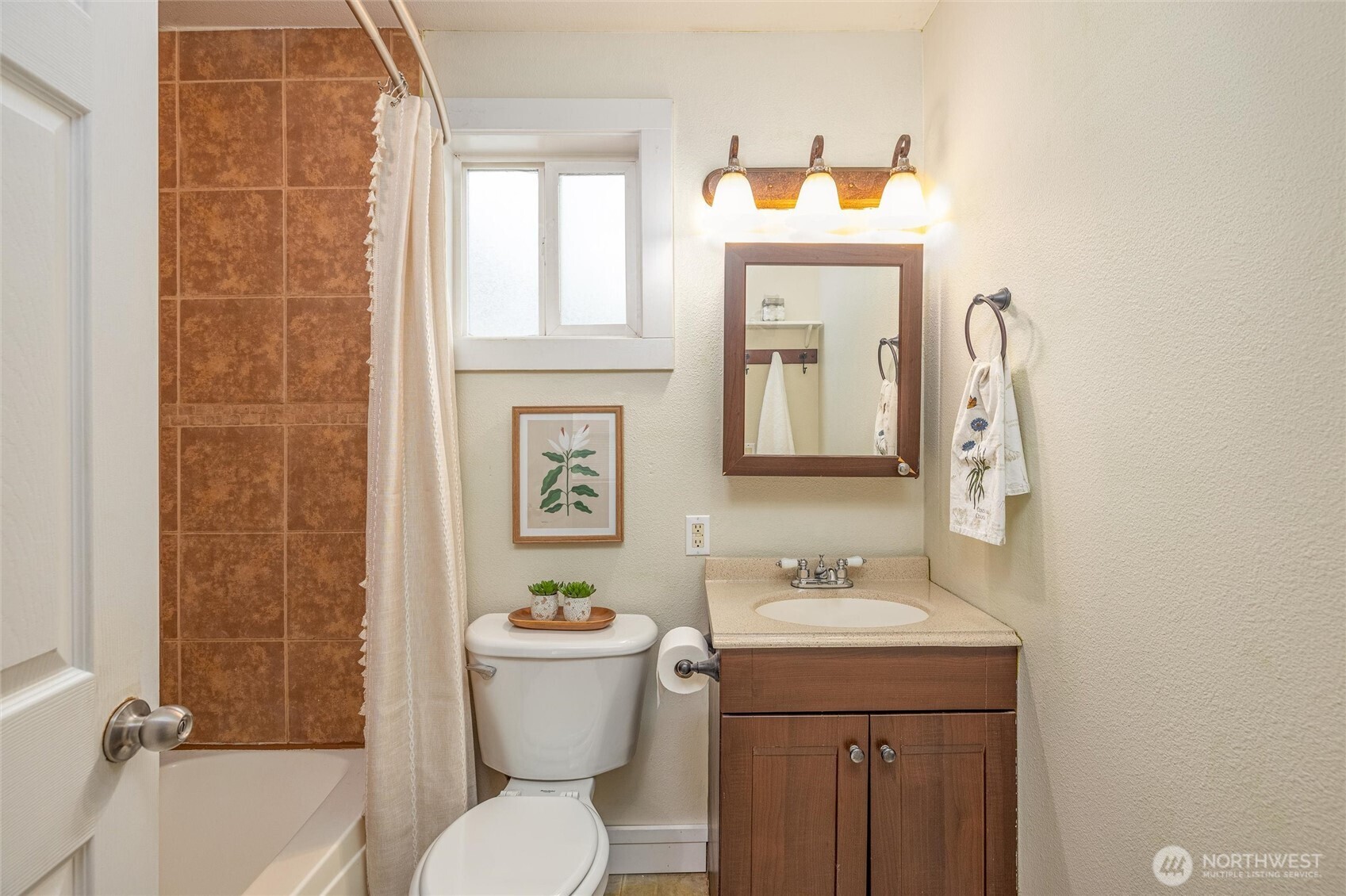 812 Sumas Avenue Sumas, WA 98295 - Photo 16 of 24 a bathroom with a toilet sink and mirror