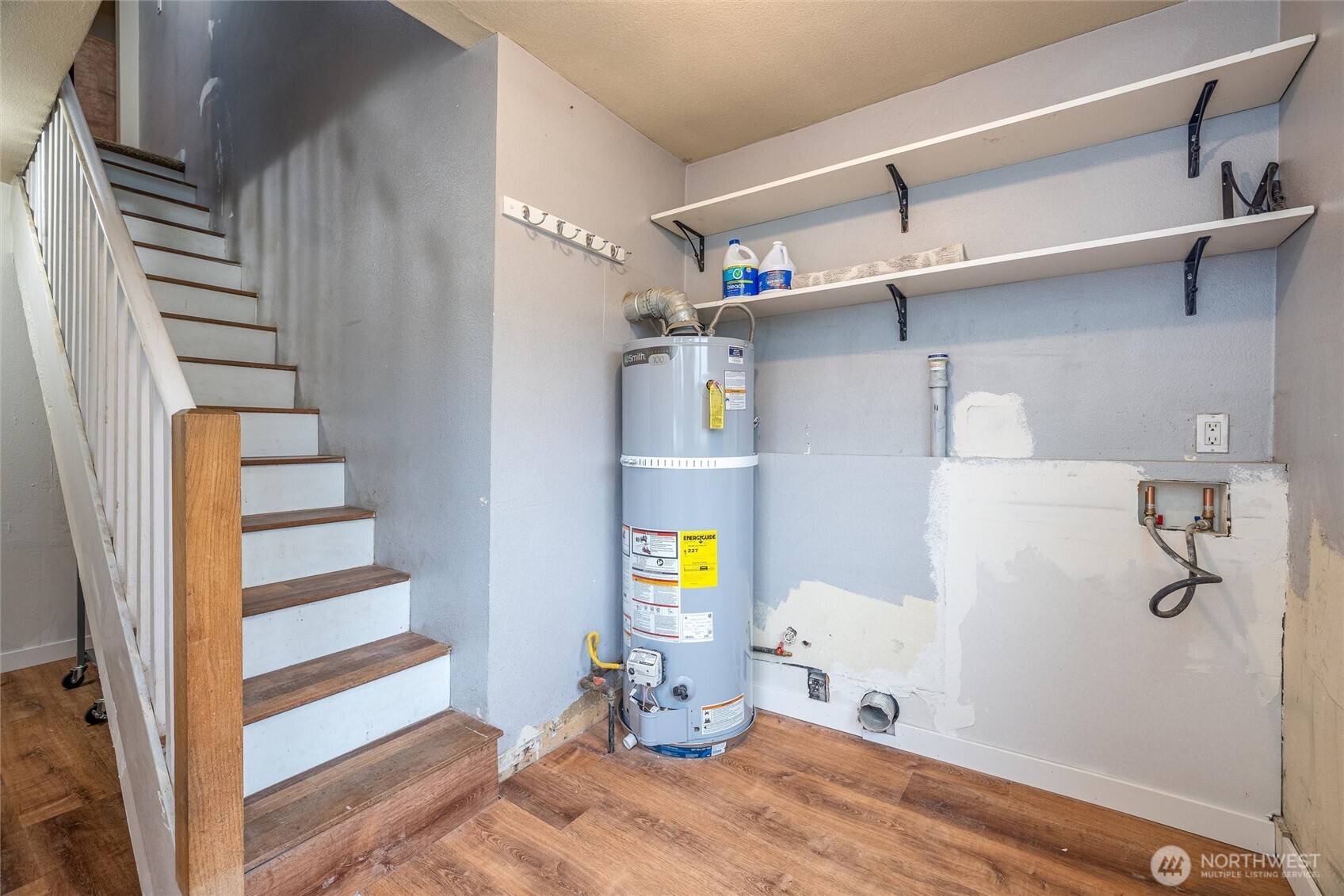 812 Sumas Avenue Sumas, WA 98295 - Photo 17 of 24 a view of walk in closet