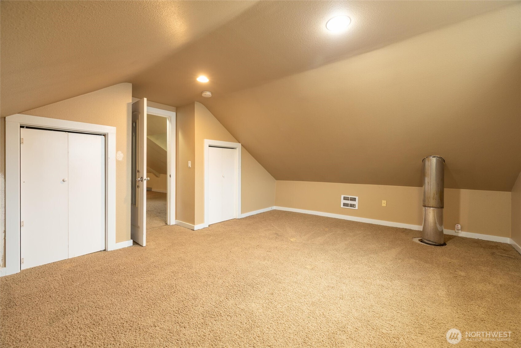 812 Sumas Avenue Sumas, WA 98295 - Photo 20 of 24 a view of an empty room