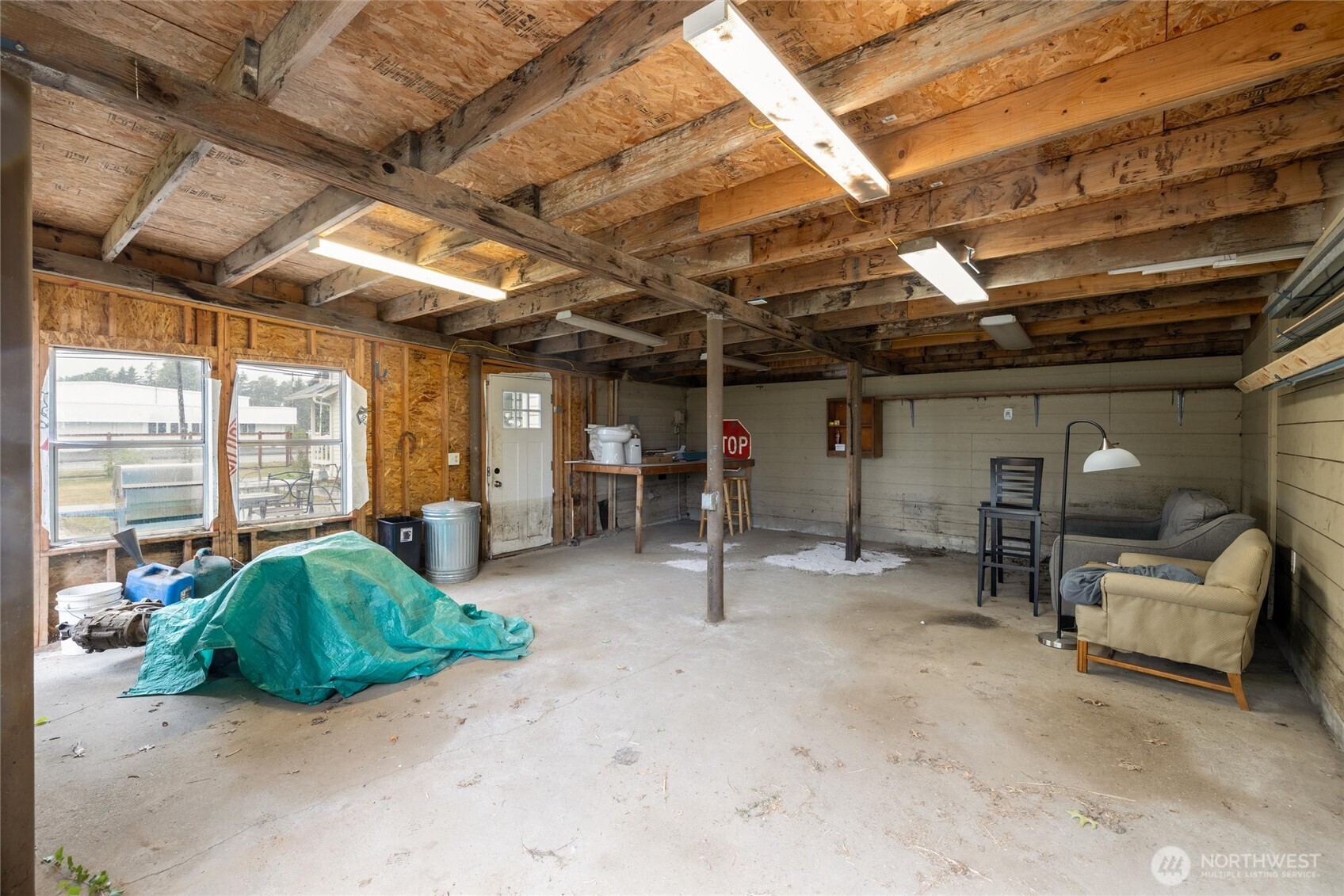 812 Sumas Avenue Sumas, WA 98295 - Photo 23 of 24 a view of livingroom with furniture and large windows