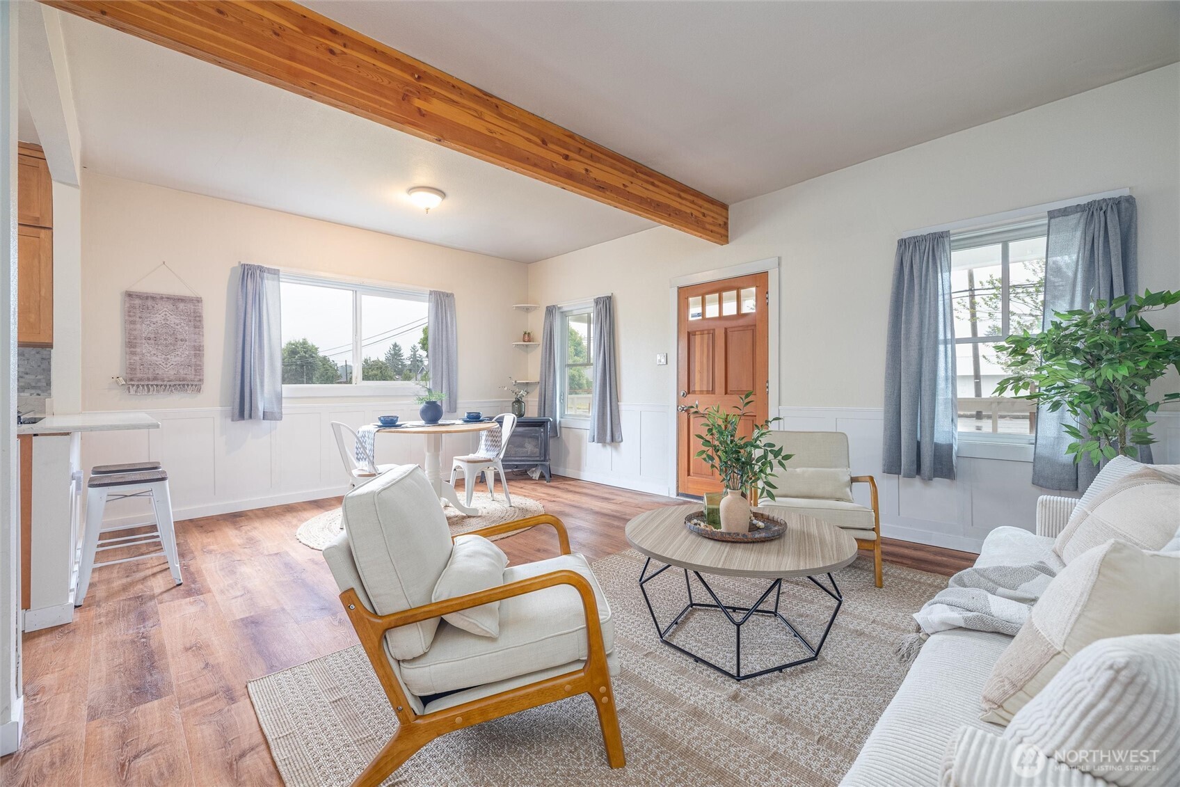812 Sumas Avenue Sumas, WA 98295 - Photo 4 of 24 a living room with furniture and a large window