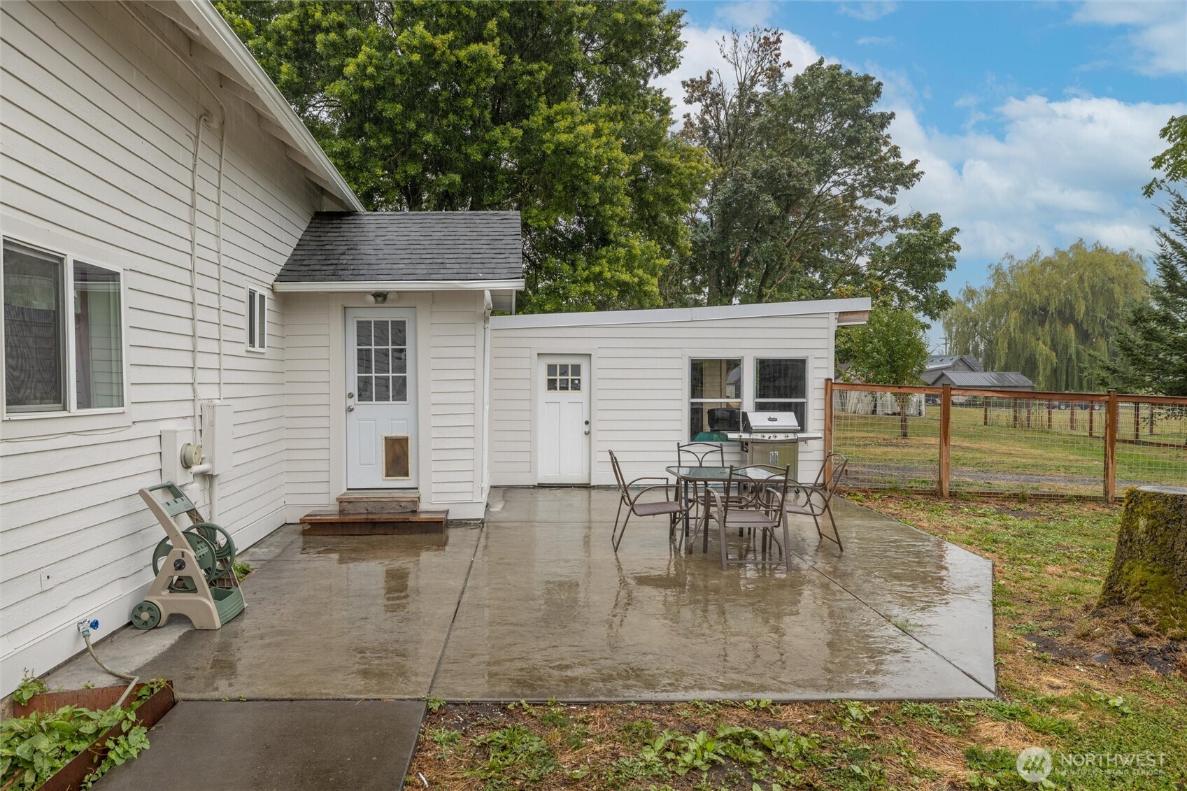 812 Sumas Avenue Sumas, WA 98295 - Photo 5 of 24 a view of a yard with a patio