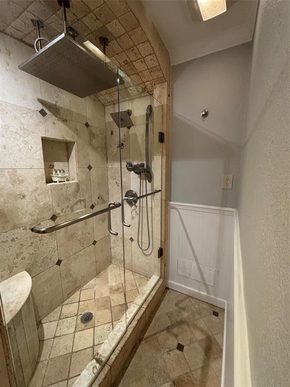 9801 Southeast Sunset Harbor Road Summerfield, FL 34491 - Photo 11 of 37 a bathroom with a tub and shower