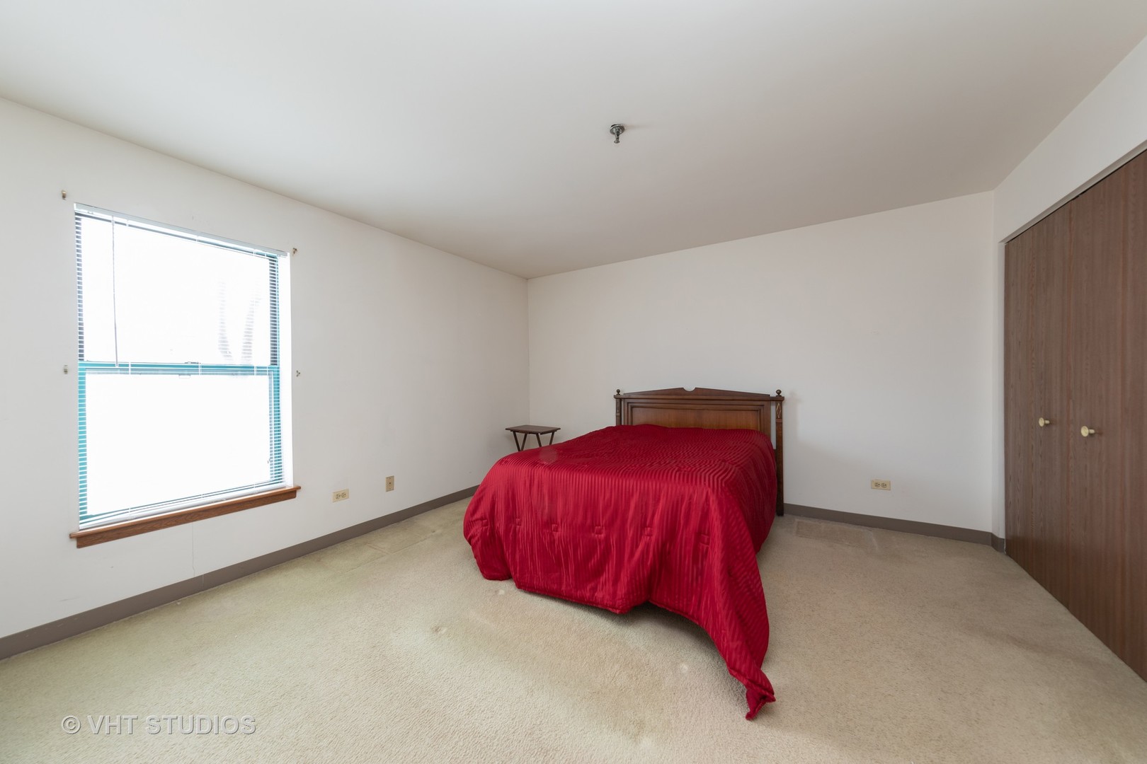 3275 Kirchoff Road, Unit 231 Rolling Meadows, IL 60008 - Photo 8 of 12 a living room with a bed and a window